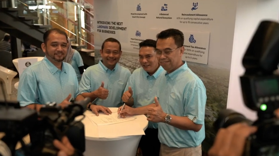 Exclusive Preview Aluna Residences — guests reviewing property scale model